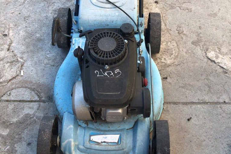 Maquina de cortar pasto en operativo 