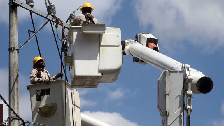 Piden descongelar tarifas eléctricas