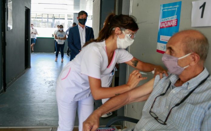 Kicillof en operativo de vacunación