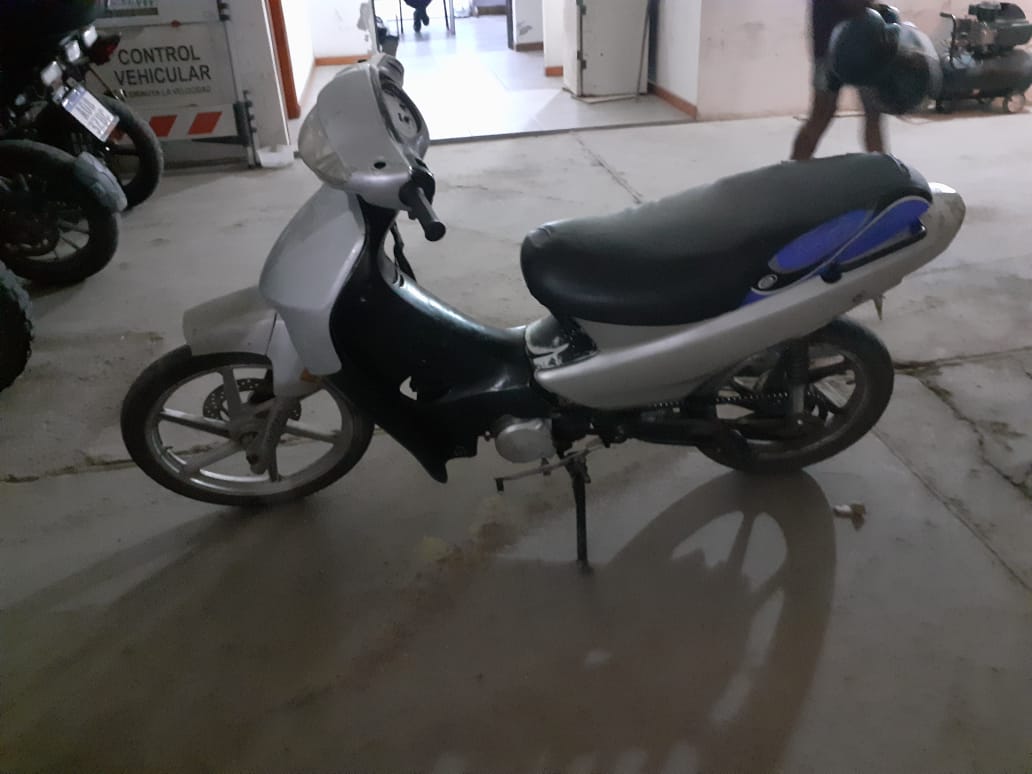 Circulaba en una moto