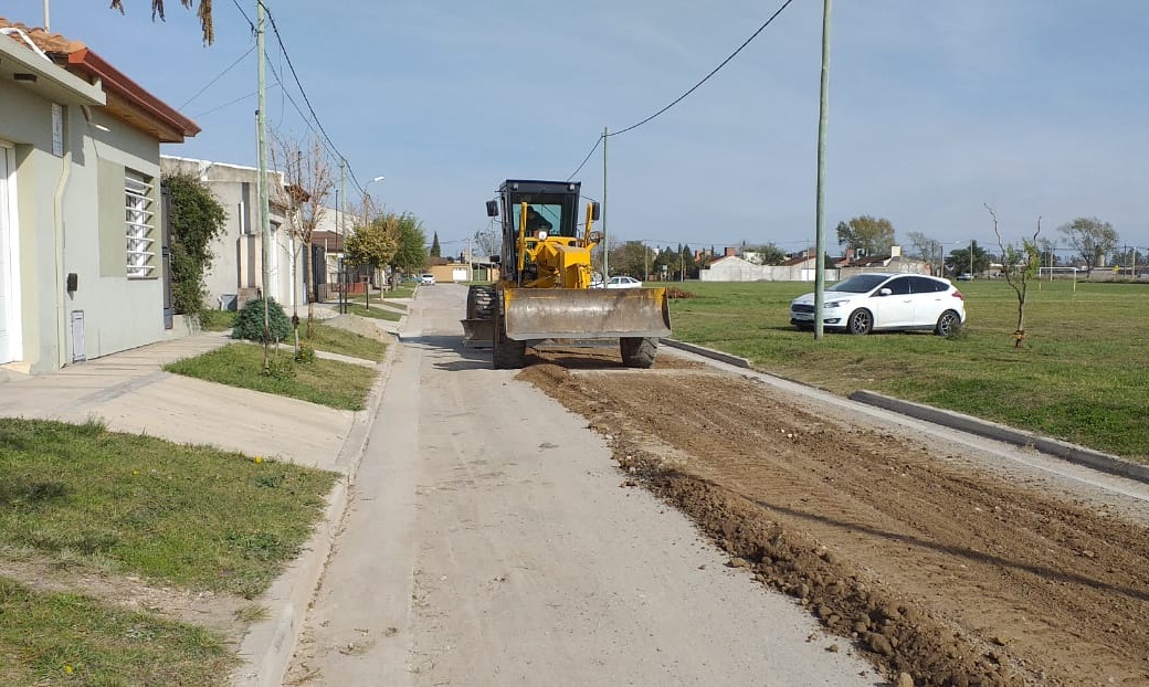 Con maquinaria municipal avanza el