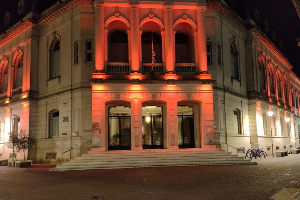 Olavarría se ilumina de naranja