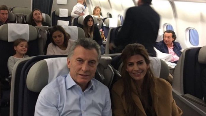 Macri regresa al país y