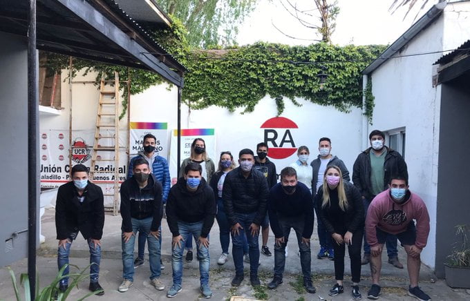 Los jóvenes que acompañan a