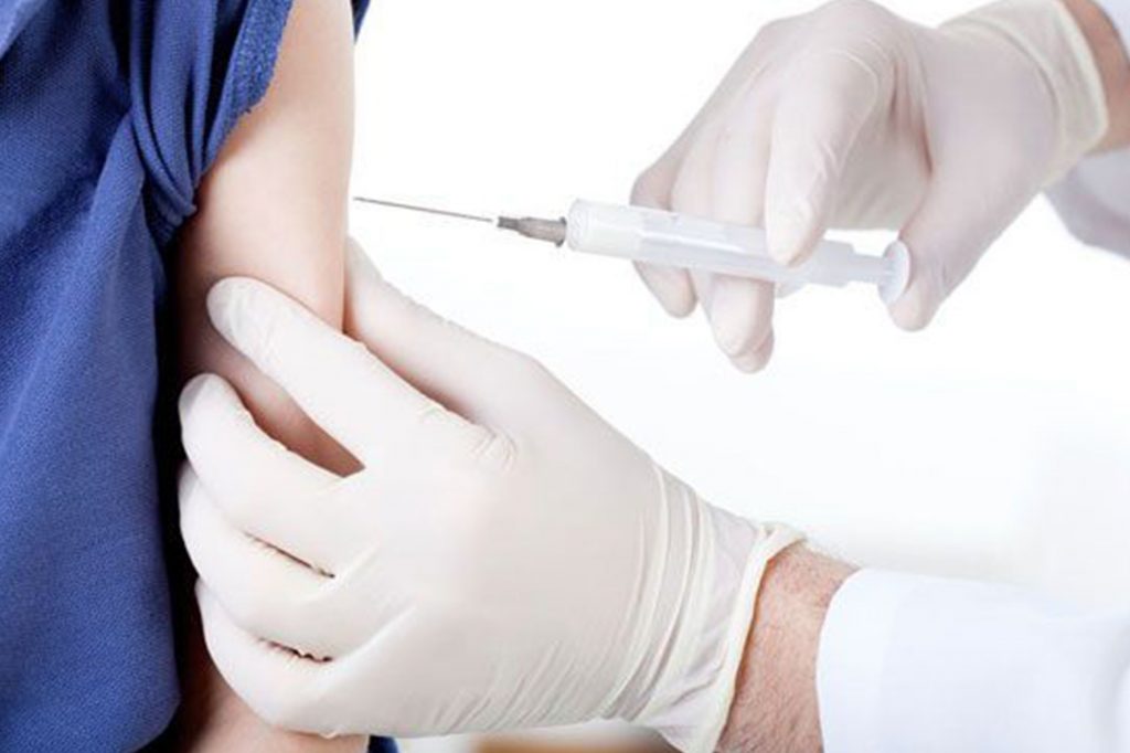 La Secretaría de Salud, a través de la Dirección de Epidemiología e Inmunizaciones y la Dirección de Atención Primaria, desarrollará una campaña de vacunación en la localidad de Loma Negra. La misma está destinada a niños y niñas de 5/6 años (Ingreso escolar: Triple Bacteriana Acelular, Triple Viral y Salk). También se completará el calendario de inmunización para los 11 años; con las vacunas correspondientes a esa edad según Calendario Nacional (HPV –segunda dosis-, Triple Bacteriana Aceclular, Antimeningococcica –Menveo). Para completar tales esquemas, podrán acercarse al CAPS Nº 21 de Loma Negra, el sábado 4 de diciembre de 9 a 11 horas. Se solicita concurrir con Libreta Sanitaria y DNI.