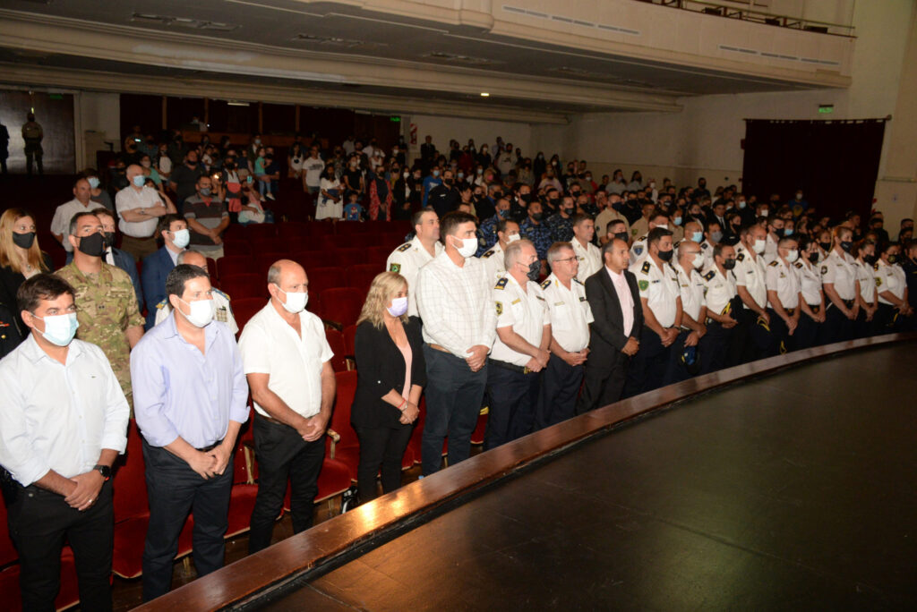 participó