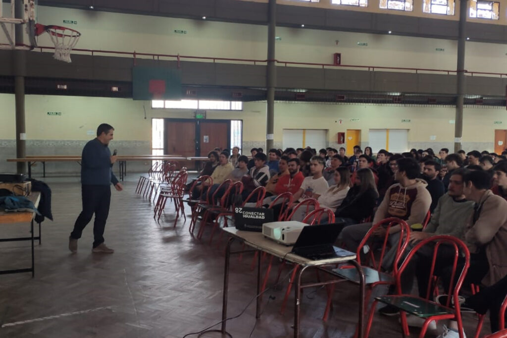 Concurrida charla 