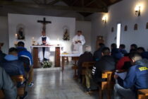 El obispo de la diócesis de Azul, Hugo Salaberry, celebró bautismos, comuniones y confirmaciones en la Unidad Nº 17