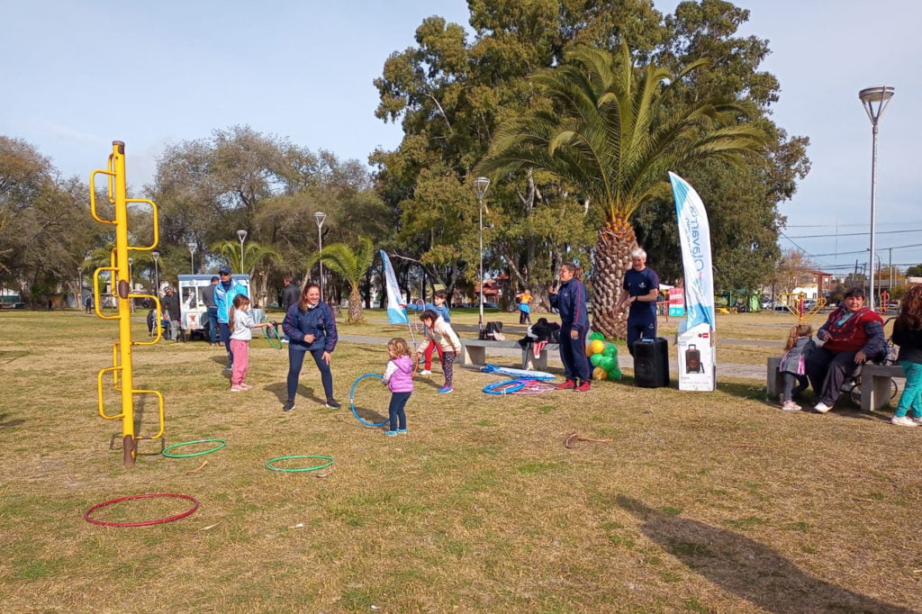 “Es crear un nuevo espacio de encuentro, y poder replicarlo. Tras la pandemia a muchas familias les costó y aún hoy les cuesta retornar a las plaza, por eso el objetivo es despertar o redescubrir ese interés”, enfatizó el profesor local que insistió en la importancia de avanzar en lo físico, motriz y social por fuera y complementario a lo que se realiza desde los establecimientos escolares.