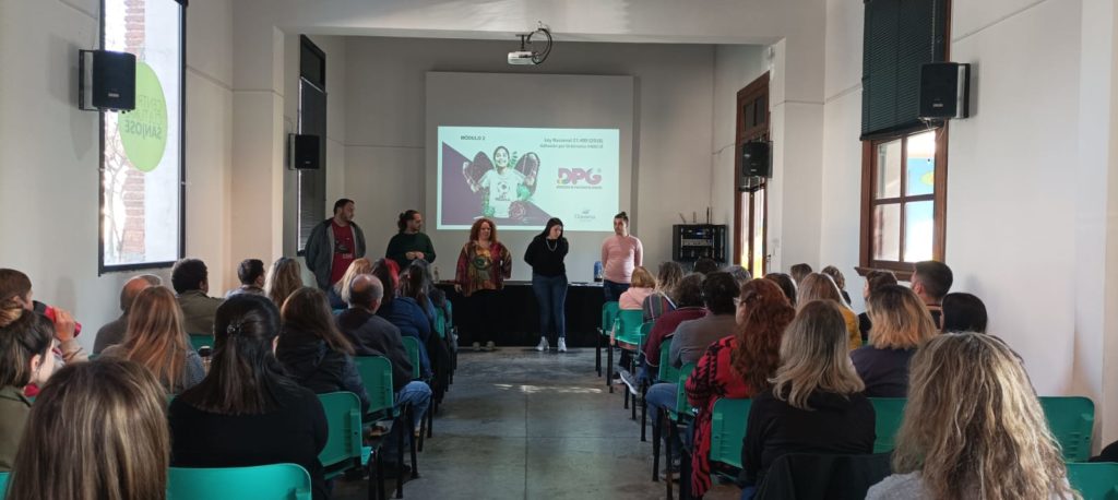 En virtud de ello, el equipo de profesionales del área Ley Micaela de Políticas de Género desarrollan sostenidamente ciclos de capacitaciones durante todo el año, a través de diversas dinámicas y modalidades, para desplegar módulos de contenidos elaborados por el equipo municipal, que se reactualizan constantemente de acuerdo al contexto, y se adaptan a los grupos participantes según sus particularidades. Ley Micaela en números Hasta el día de la fecha, más de dos mil seiscientos agentes municipales de diversas áreas tomaron la capacitación. Los contenidos y dinámicas de aplicación fueron adaptados a los contextos, de acuerdo a las funciones y rango jerárquico de sus participantes, lo cual resulta fundamental en la toma de decisiones. Entre ellas se cuentan las Secretarías de Desarrollo Humano y Calidad de Vida, Salud, Desarrollo Económico Local, Gobierno, Economía y Hacienda, Juzgado de Faltas, Conducción Superior, Mantenimiento y Obras Públicas y HCD. Desafíos Desde mediados del 2022 se reconfiguró el armado de las propuestas de capacitación y sensibilización en materia de género. En este marco, se creó el Programa Integral de Capacitaciones en Género, compuesto por tres líneas de acción: Ley Micaela, Micaela en Territorio y Tejiendo Redes. A través de estos dos últimos, las nociones y objetivos que dieron nacimiento a la Ley Micaela se replican en la comunidad en general con modalidades adaptadas a la población. La Directora de Políticas de Género, Florencia Caro, realizó un balance del camino emprendido y la importancia de seguir reforzando su aplicación a nivel local: “la aplicación de la Ley Micaela ha sido, y es una política fundamental en la Dirección. Creemos que el camino es la formación y la sensibilización de los y las agentes estatales en materia de perspectiva de género y violencia por razones de género, para seguir trabajando en garantizarle a las personas, sobre todo, a las mujeres y a las disidencias, el acceso real a los dispositivos del Estado preparados para trabajar las situaciones de violencia y discriminación por razones de género”. Ley Micaela