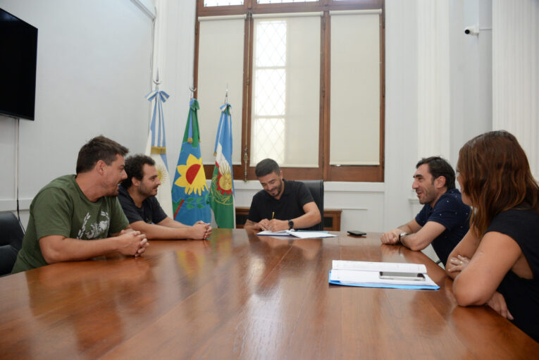 Otra empresa local se