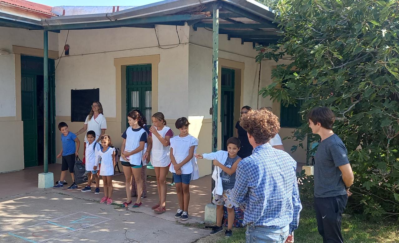 Jóvenes junto a Marinangeli