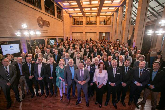 En Asamblea General reeligen