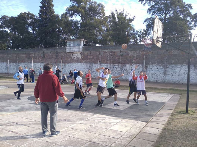 Encuentro de básquet en