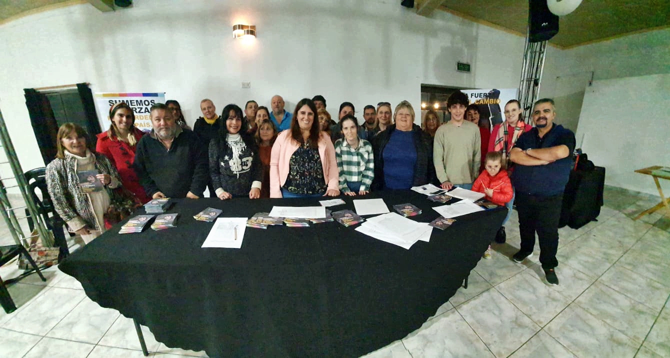 Andrea Coronel juntó firma