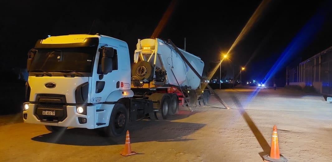 Un camión embistió una