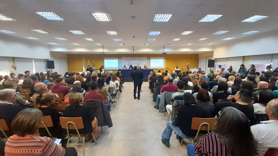 Con reconocimientos y entregas