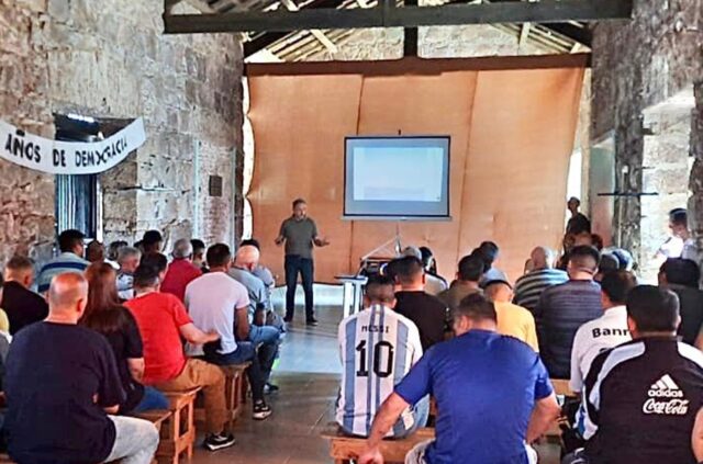 Cajén brindó una charla