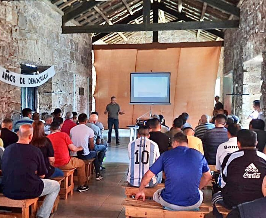 Cajén brindó una charla