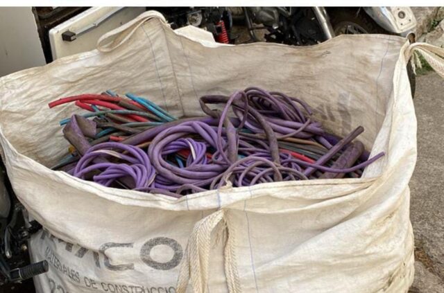 Encontraron cables que habían