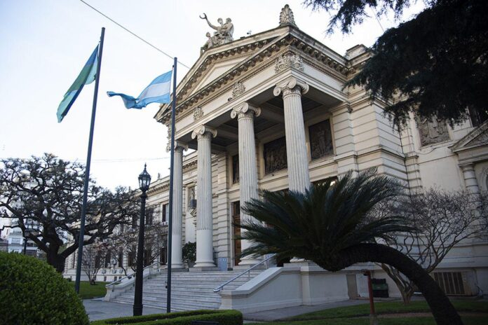 Legislatura bonaerense chocolate rigau 696x464