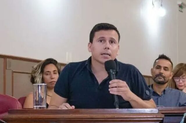 Molesta escucharlos hablar solo