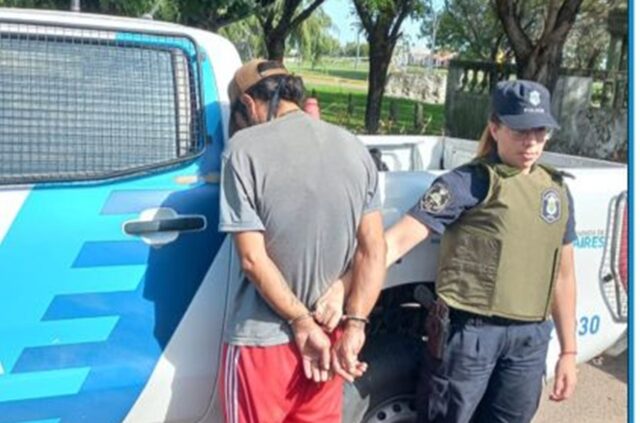 Le robó pertenencias a