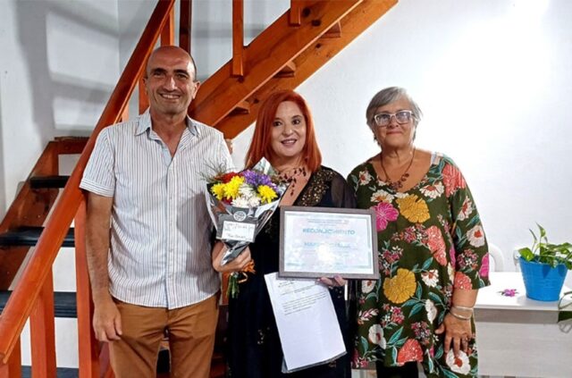 Con el reconocimiento a