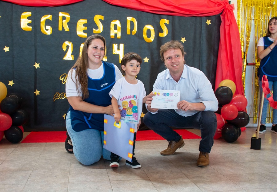 participó