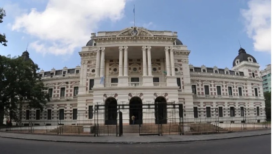 Docentes estatales y médicos