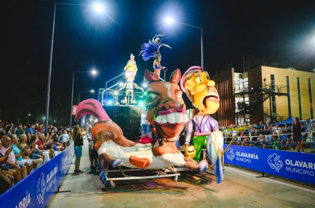 Una multitud bailó al