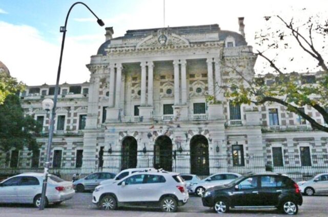 Docentes y estatales esperan