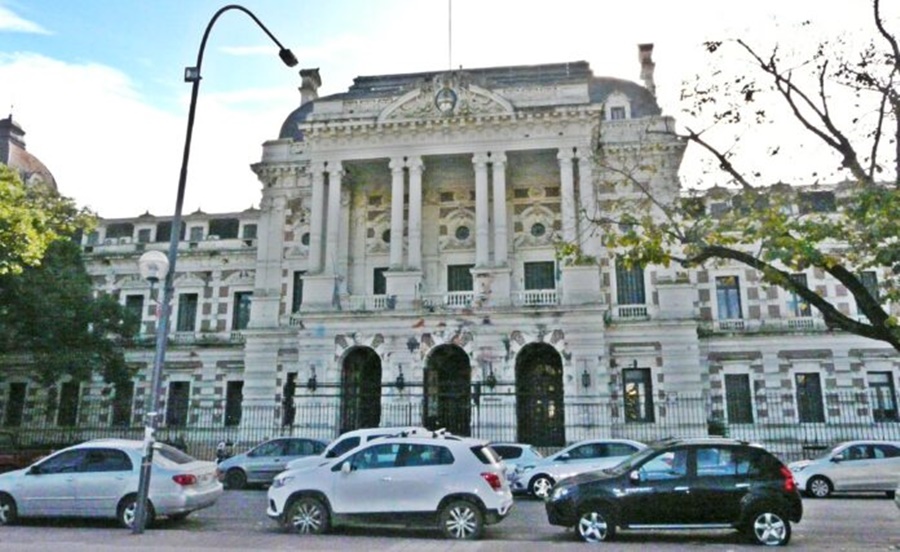 Docentes y estatales esperan