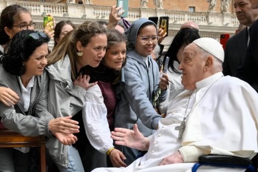 El papa francisco salió