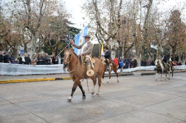 Desfile por el 25