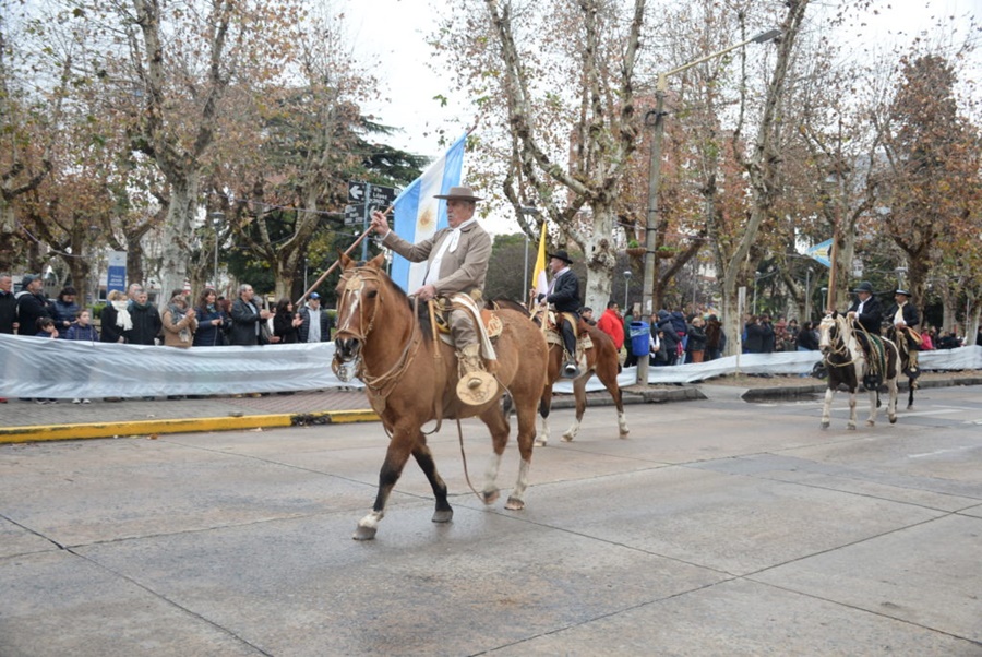 Desfile por el 25