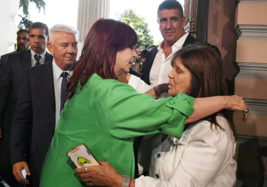 Cristina cruzó a macri