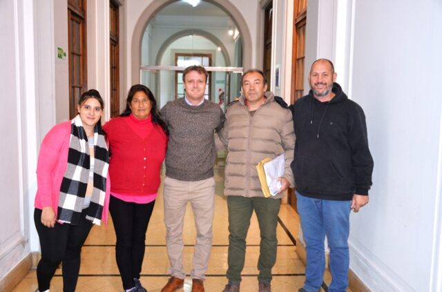 El intendente entregó documentación