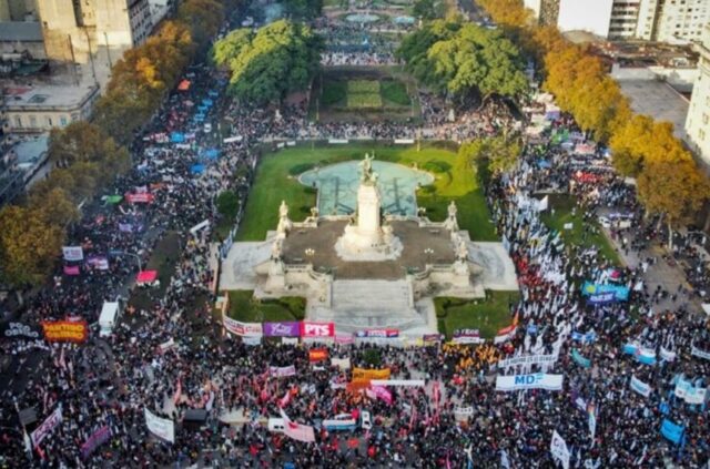 Masiva marcha frente al