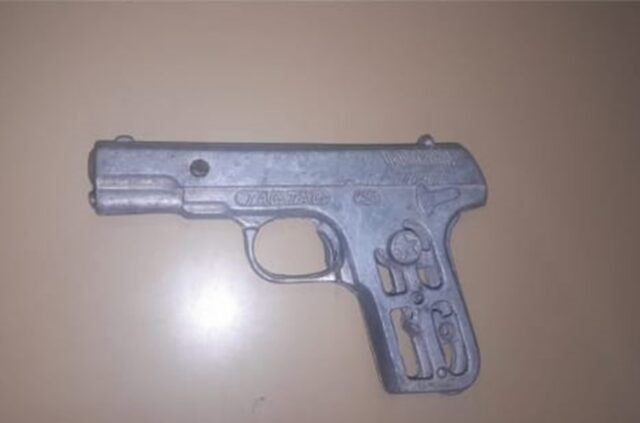 Descubren réplica de arma