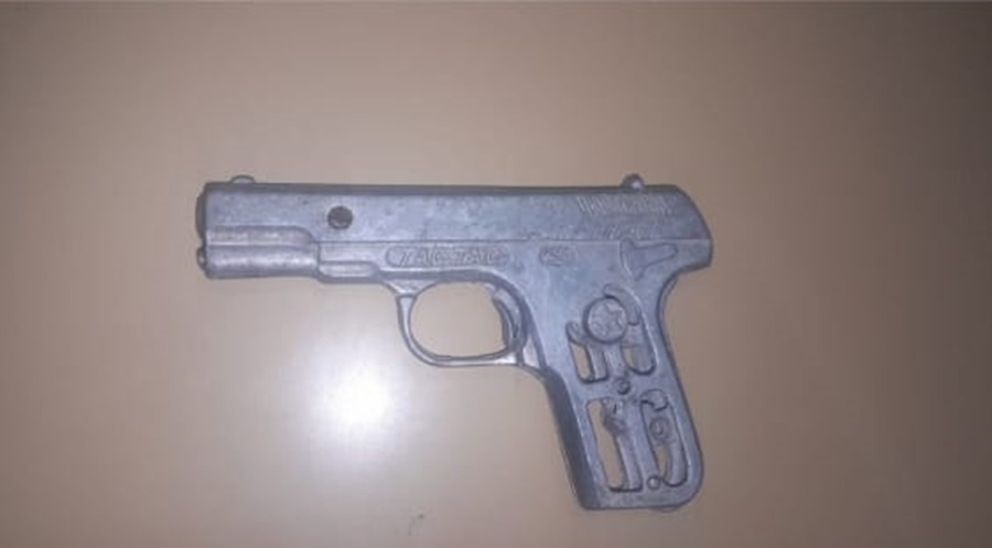 Descubren réplica de arma