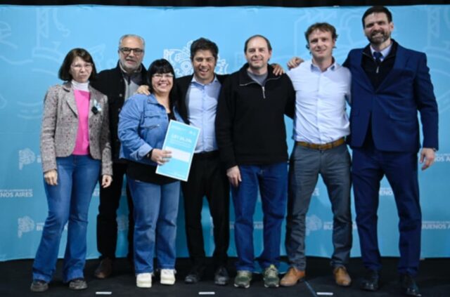 Kicillof entregó escrituras a