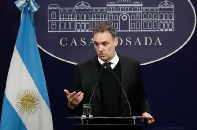 Manuel adorni rompió el