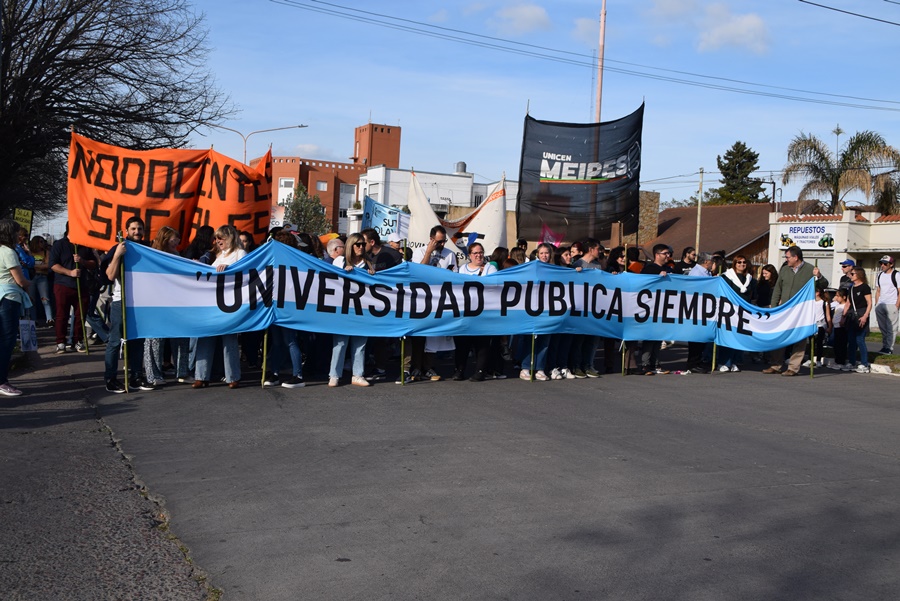 Importante marcha en defensa