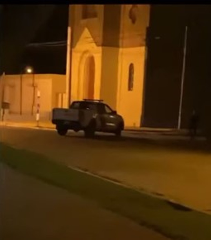 Investigan a una mujer policía