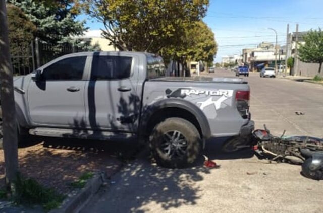 Un motociclista fue embestido