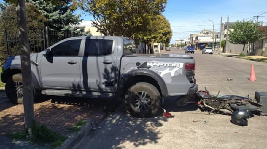 Un motociclista fue embestido