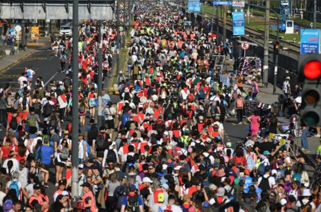 Una multitud participa de
