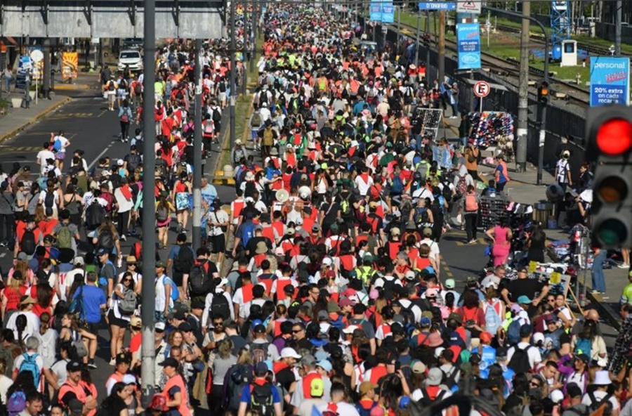 Una multitud participa de