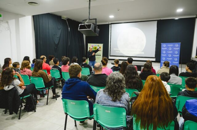A auditorio lleno comenzó